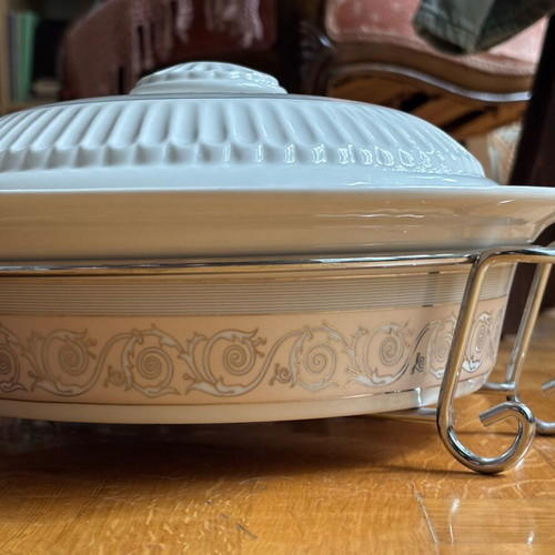 Heat-resistant porcelain casserole new with metal base and lid