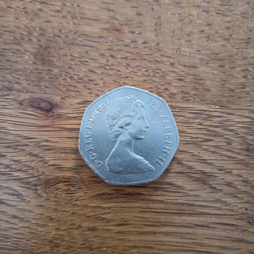 Elizabeth 50 pences English coin 1982 like new