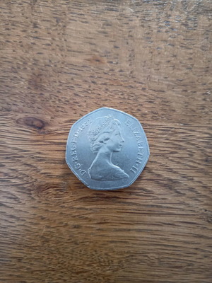 Elizabeth 50 pences English coin 1982 like new