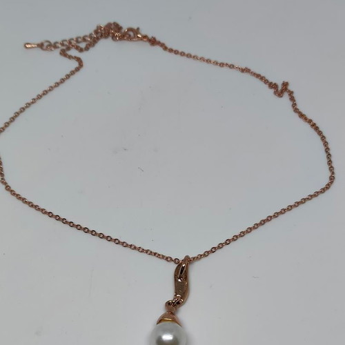 Necklace in rose gold tone with pearl, like new