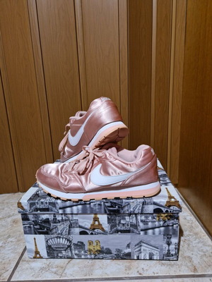 Nike women's shoes size 41 pink athletic like new