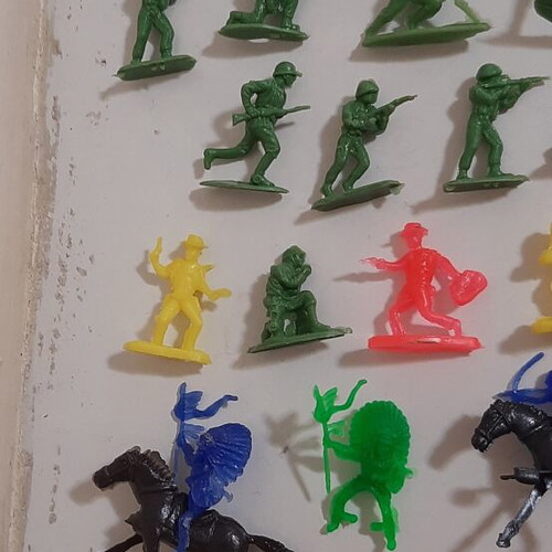 Vintage '70s Small Figures Soldiers-Indians-Cowboys Like New, Pack