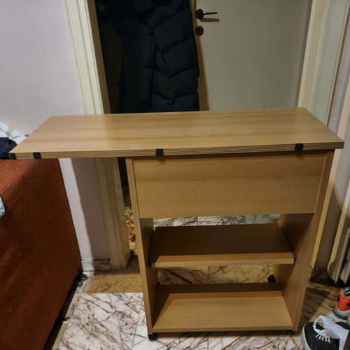 Office desk like new with sliding shelves and wheels