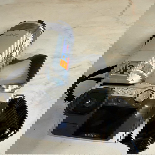 Sony κάμερα DSC-F717 σαν καινούργια με μοναδικό σχεδιασμό