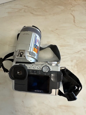 Sony κάμερα DSC-F717 σαν καινούργια με μοναδικό σχεδιασμό