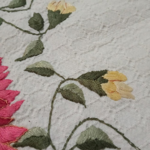 Handmade embroidered vintage table runner 1987 like new