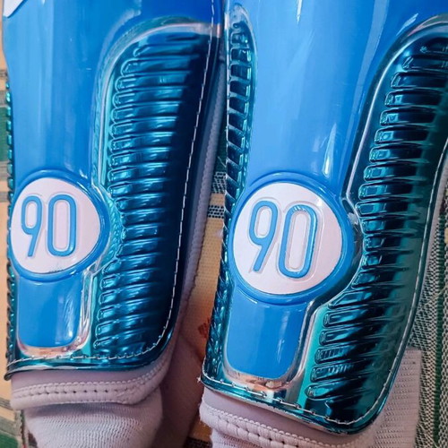 Nike adult football shin guards like new
