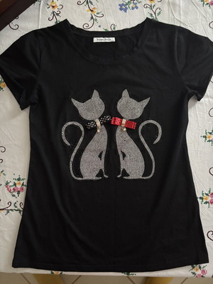T-shirt with Cats and Rhinestones like new, size M
