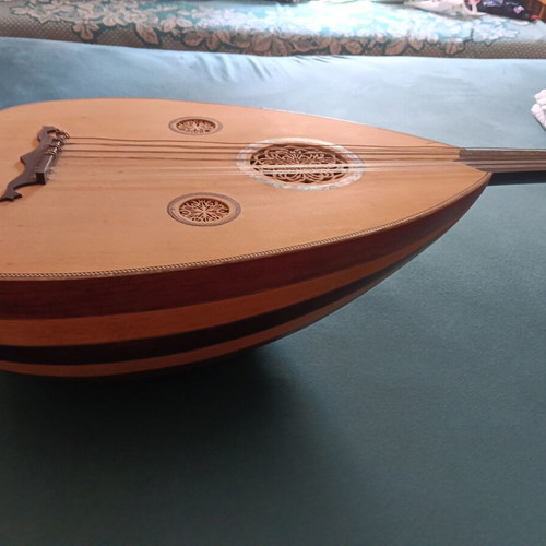 Oud used in very good condition, needs string replacement