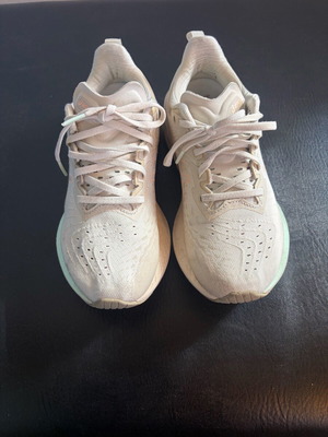 Asics Novablast F 131023 sport shoes like new size 39