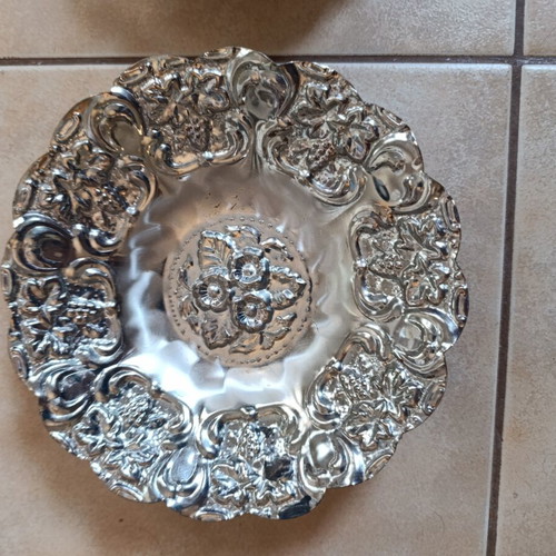 Vintage decorative platters set of 2, like new, embossed designs