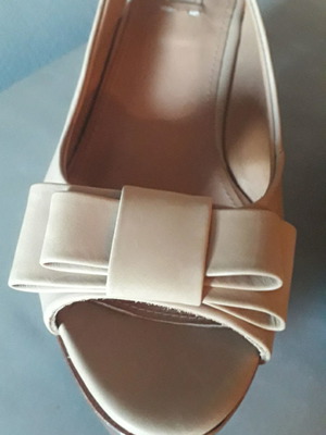 Δερμάτινα πέδιλα καινούργια, μπεζ, μέγεθος 38