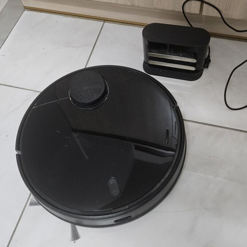 Xiaomi robot vacuum like new with mop and accessories