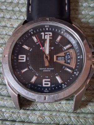 Casio EF 129 men's wristwatch used, needs battery and bracelet bar