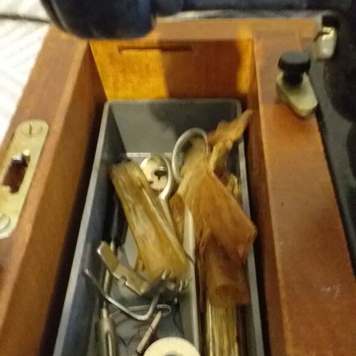 Pavlin sewing machine in excellent condition with wooden case
