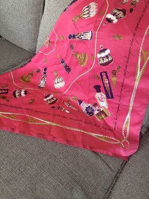 Scarf 90x90 in like new condition, fuchsia color