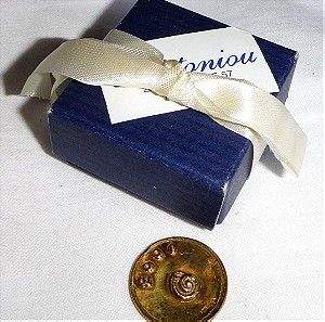 ΑΣΗΜΕΝΙΟ ΕΠΙΧΡΥΣΩΜΕΝΟ ΓΟΥΡΙ του 2001 -Πρωτοχρονιάτικο Γούρι Κόσμημα με τη μία όψη αντίγραφο χρυσής λίρας