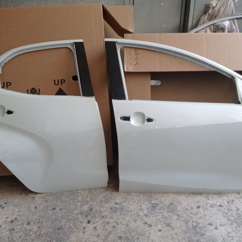 Toyota Yaris 2024 two right doors like new