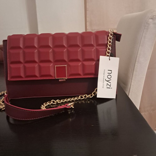 Noyzi shoulder bag with quilted texture, deep color