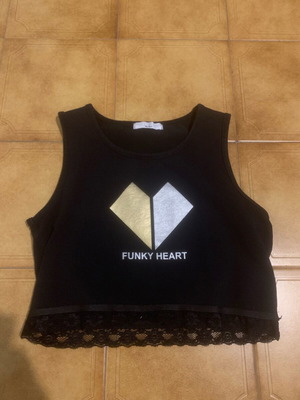 Sleeveless shirt used, black crop top with lace, size 164 cm, age 14