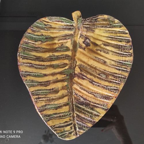 Decorative leaf-shaped platter glass ceramic, like new