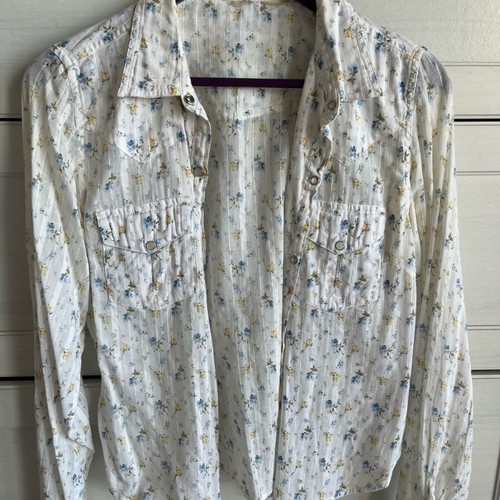 Vintage shirt like new, floral print with pearl buttons