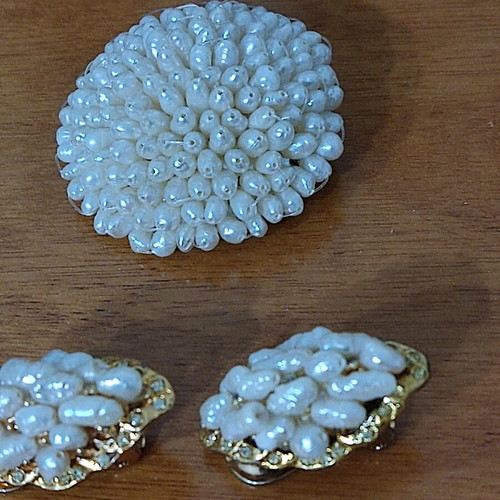 Brooch and earrings with pearls like new