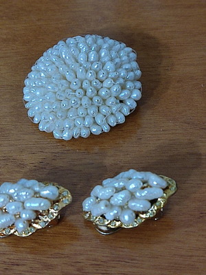 Brooch and earrings with pearls like new