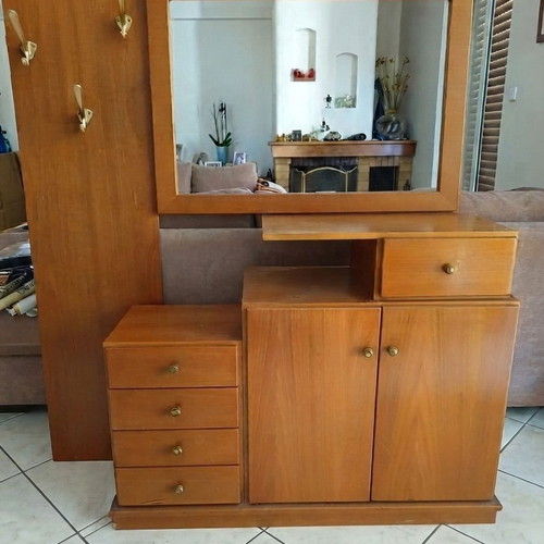 Entrance furniture like new with mirror and coat hooks