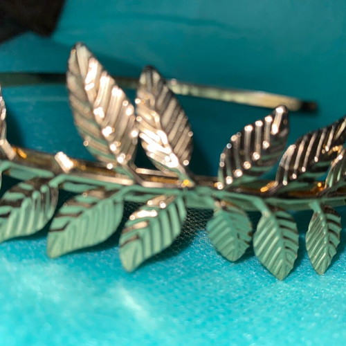 Women's hairband used, gold color