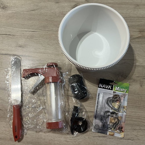 NAVA Misty cookie press with 16 cutters and 6 decorating nozzles, new
