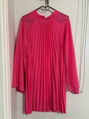 Pleated dress new, one size, pink with semi-transparent sleeves