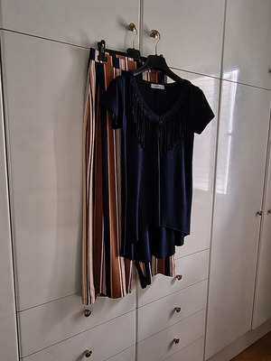 Anel Set with Blue Short-Sleeve Top and Striped High-Waisted Culottes like new