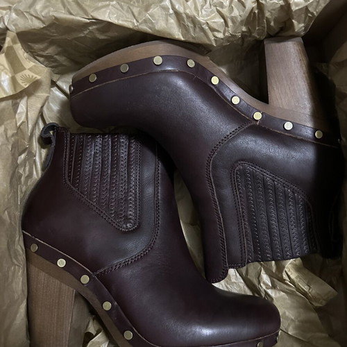 Ugg Australia leather boots size 38 new, brown