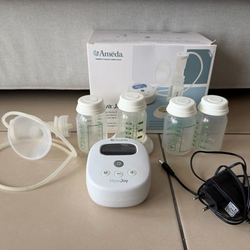 Ameda Mya Joy single breast pump like new with extra bottles