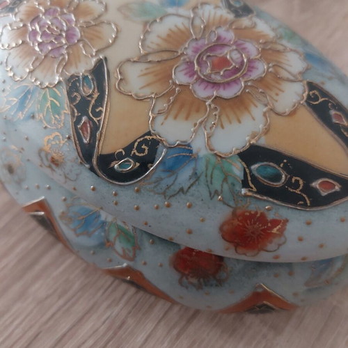 Royal Satsuma ceramic box hand painted, like new, collectible