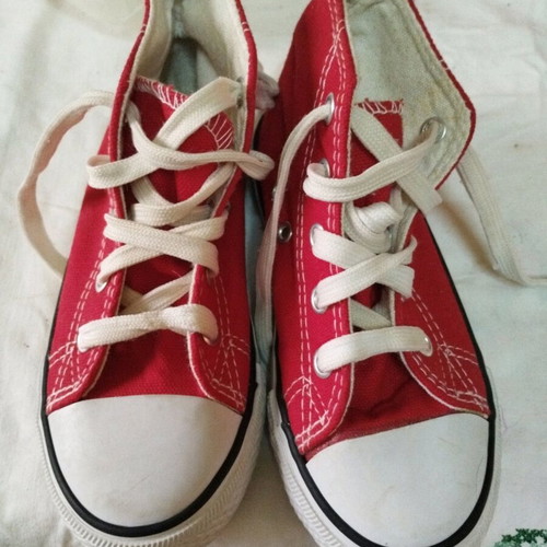 Canvas kids shoes size 28 like new, red sneakers