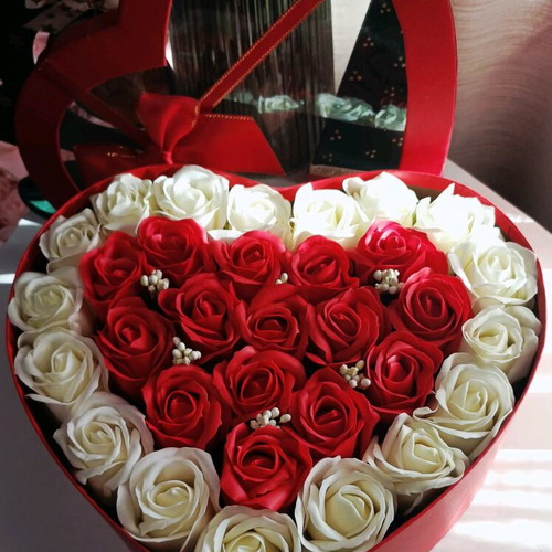 Soap leaf roses in gift box new