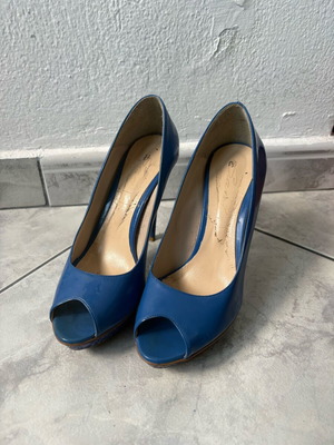 Blue pumps size 39 in moderate to good condition