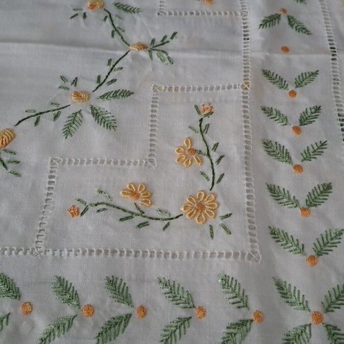 White tablecloth with embroidery and 12 napkins new 170×220