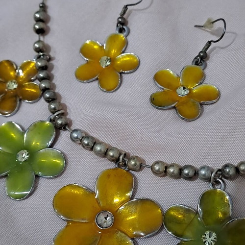 Jewelry set floral design necklace and earrings mustard and olive colors vintage style like new