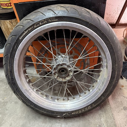 Motard motorcycle rims with disc plates and side tires from KTM 640lc4