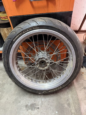 Motard motorcycle rims with disc plates and side tires from KTM 640lc4