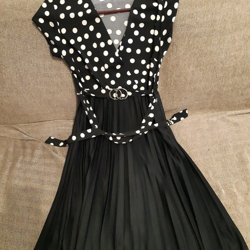 Polka Dot Dress with Pleats and Belt like new
