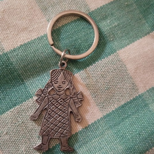 Metal keychain Elli from Alphabet book, silver