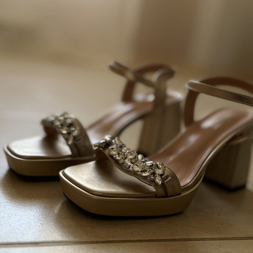 Shein gold sandals like new with thick heel and crystals