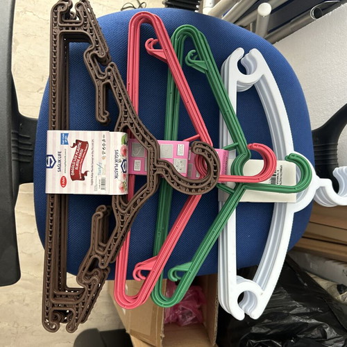 Plastic hangers pack of 18 new