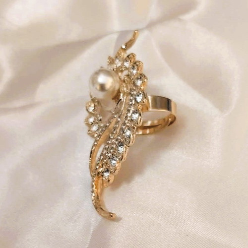 Impressive flower ring with sparkling strass new, gold color