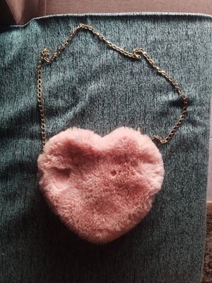 Shein pink fluffy heart-shaped shoulder bag used with chain