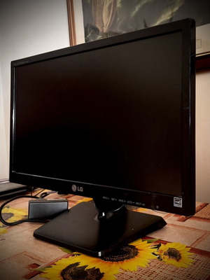 LG Flatron E1942C-BN 18.5" LED Monitor like new